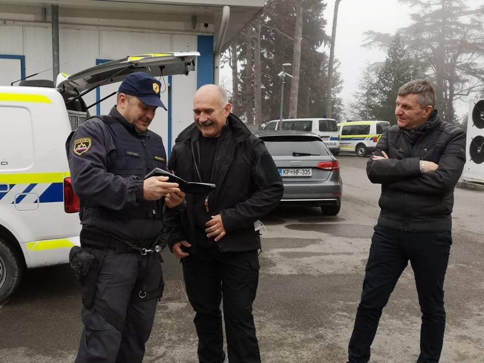 Obisk državnega sekretarja dr. Boža Predaliča pri koprskih vodnikih policijskih psov