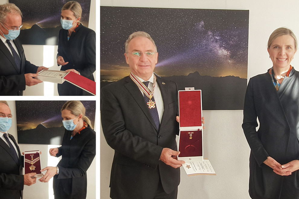 Minister Aleš Hojs in litvanska ministrica Agnë Bilotaitë stojita en poleg drugega, minister v roki drži spominski znak Litve za posebne zasluge