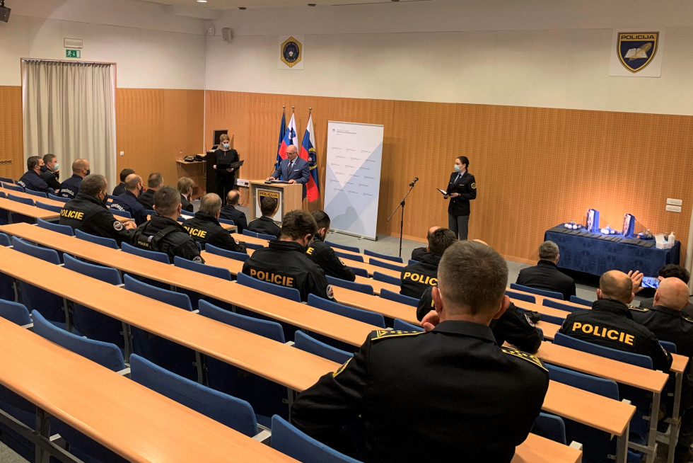 Nagovor državnega sekretarja dr. Boža Predaliča v predavalnici. Tuji policisti sedijo, državni sekretar za govornico.