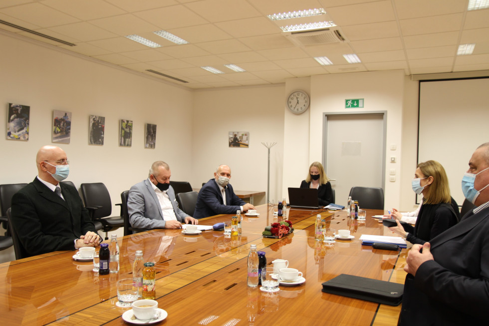 Delegaciji Slovenije in Hrvaške na sestanku v sejni sobi ministrstva