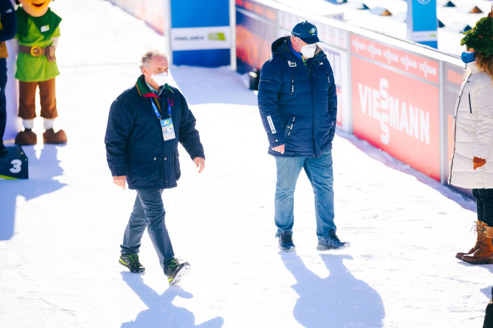 Minister Aleš Hojs na poti k zmagovalnemu podiju.