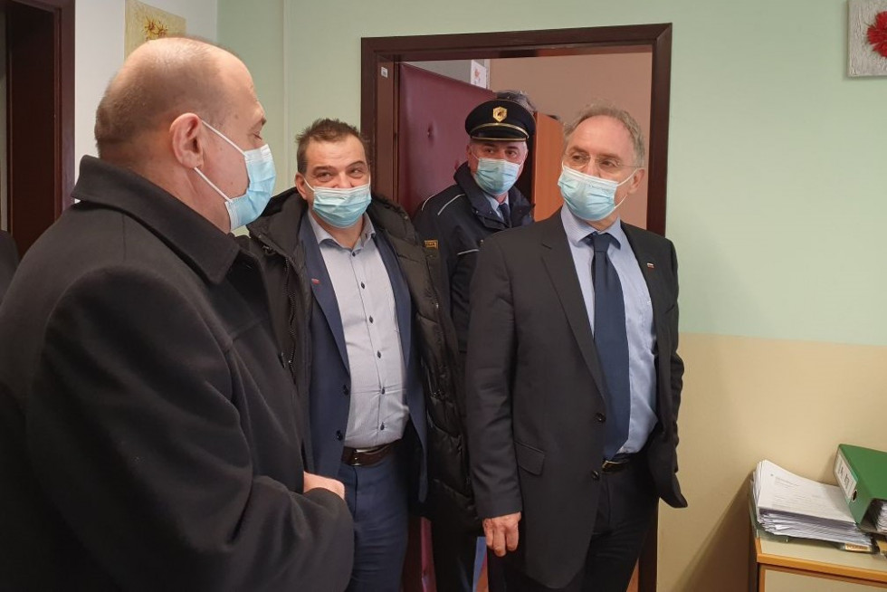 Minister Aleš Hojs s sodelavci na obisku Občine Trebnje in Policijske postaje Trebnje