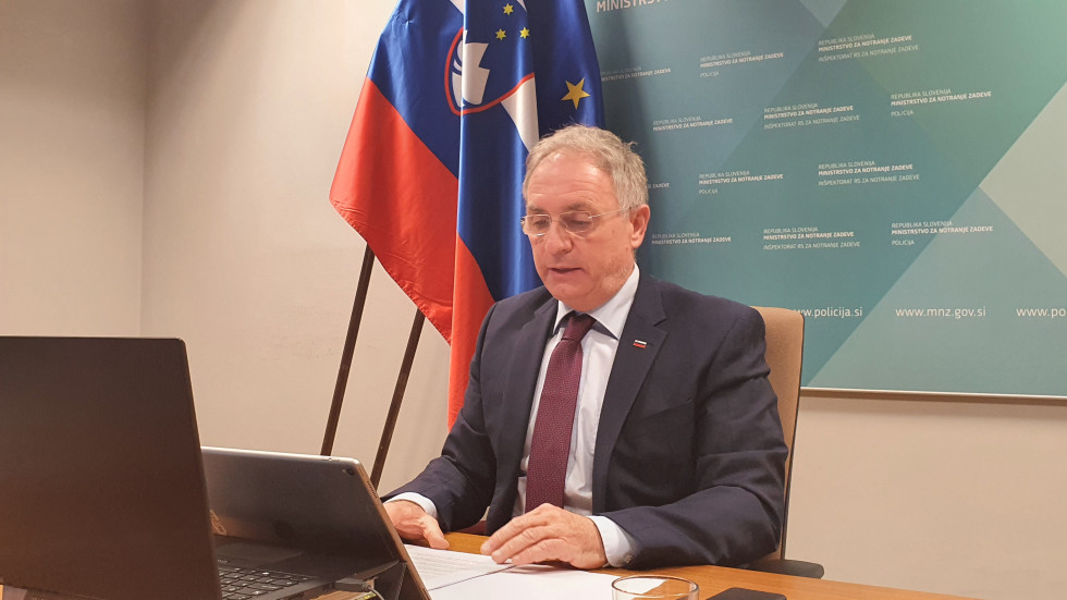 Minister Aleš Hojs sodeluje na virtualnem sestanku notranjih ministrov tria