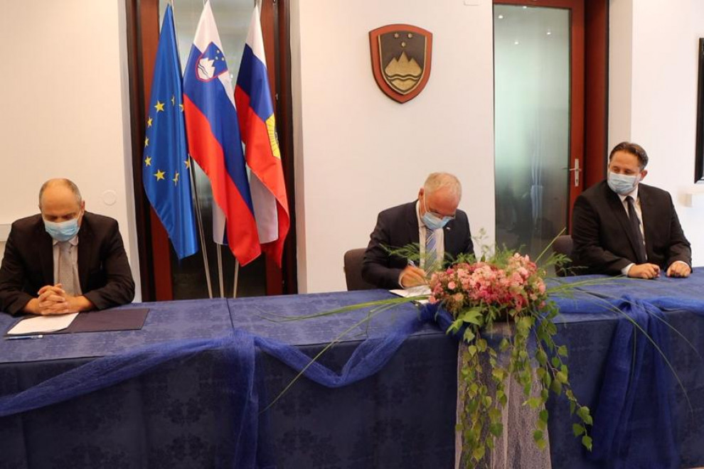 Minister Hojs in direktor Podgoršek podpisujeta pogodbo za novo stavbo MNZ 