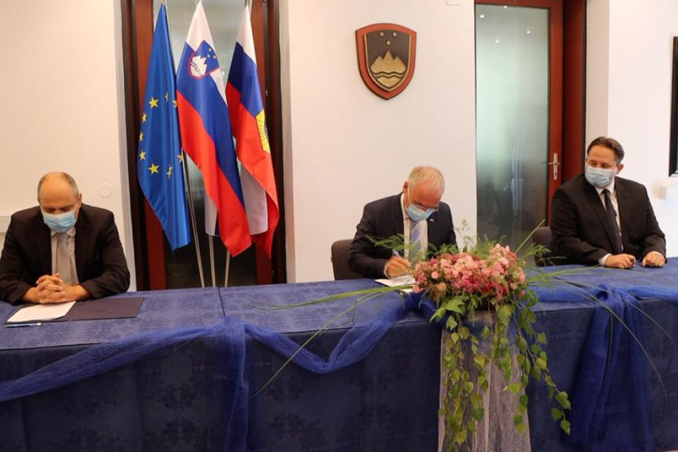 Minister Hojs in direktor Podgoršek podpisujeta pogodbo za novo stavbo MNZ