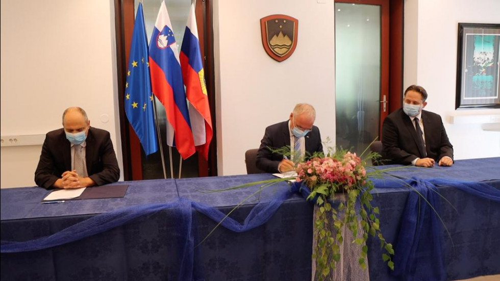Minister Hojs in direktor Podgoršek podpisujeta pogodbo za novo stavbo MNZ