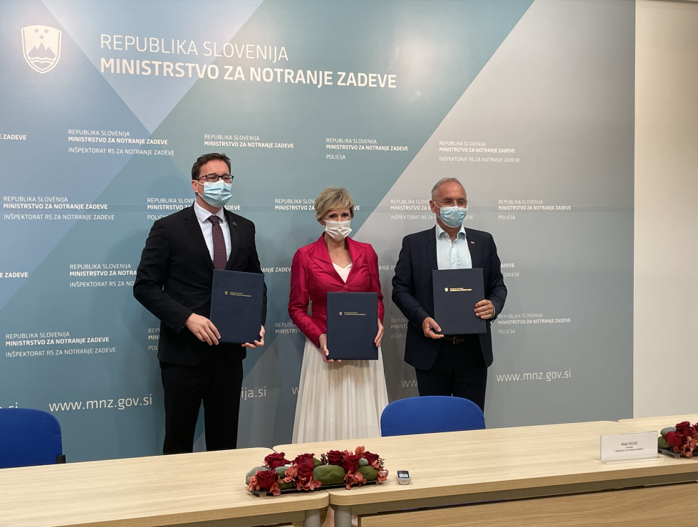 Minister Aleš Hojs, minister Boštjan Koritnik, generalna direktorica ZZZS Tatjana Mlakar s podpisanim sporazumom v roki