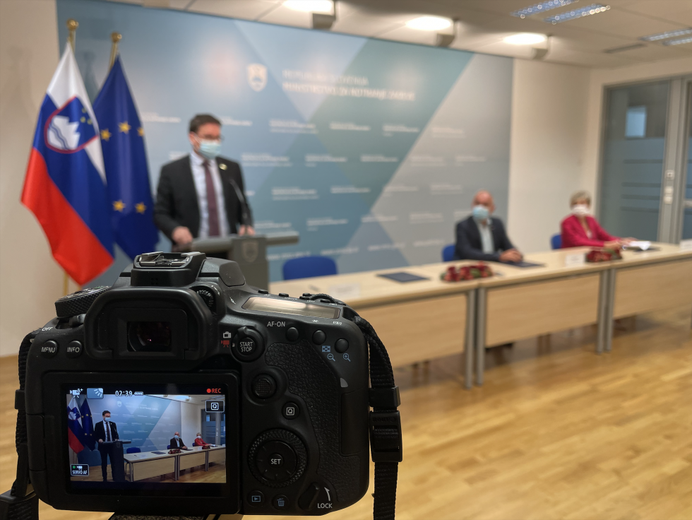 Minister Boštjan Koritnik daje izjavo