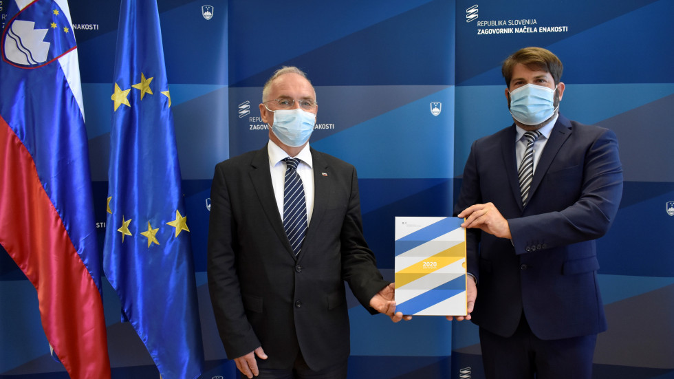  Minister za notranje zadeve Aleš Hojs in Zagovornik načela enakosti Miha Lobnik ob zastavah