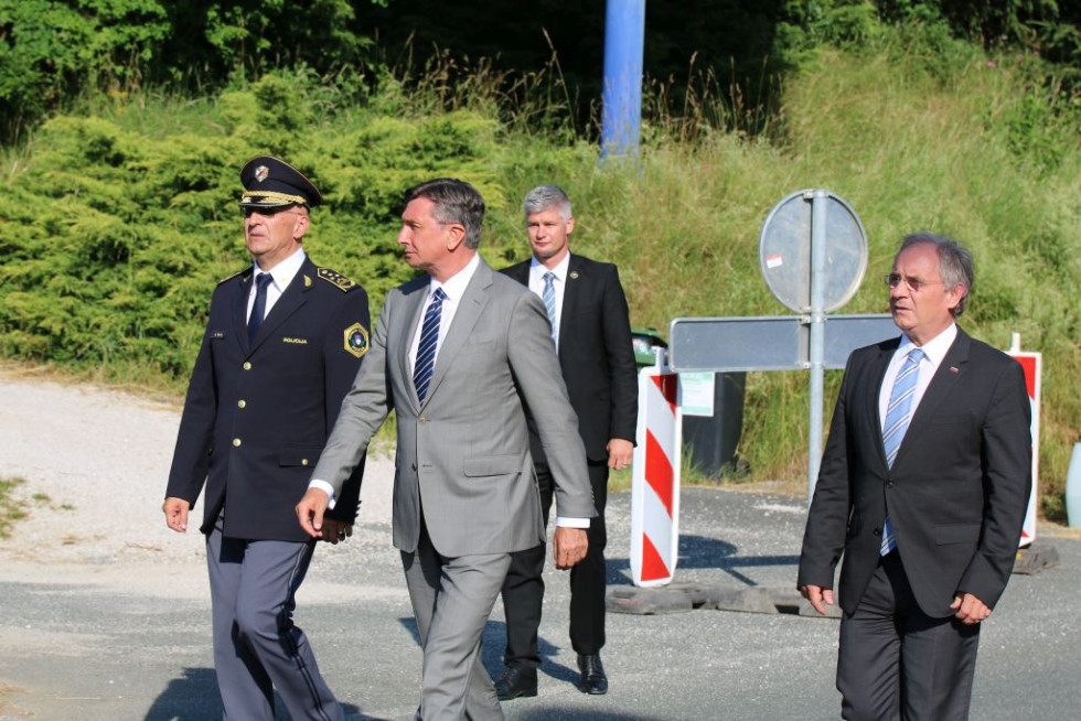 Generalni direktor policije dr. Anton Olaj, predsednik RS Borut Pahor in minister za notranje zadeve Aleš Hojs ob prihodu na slovesnost