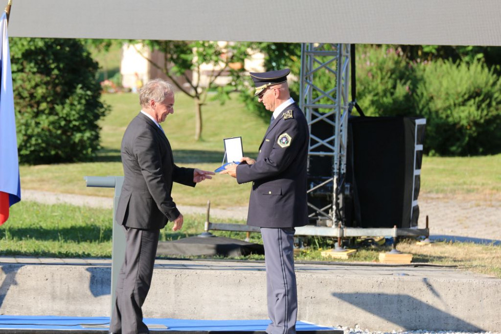 Minister za notranje zadeve Aleš Hojs je dr. Antonu Olaju slovesno predal znak generalnega direktorja policije.