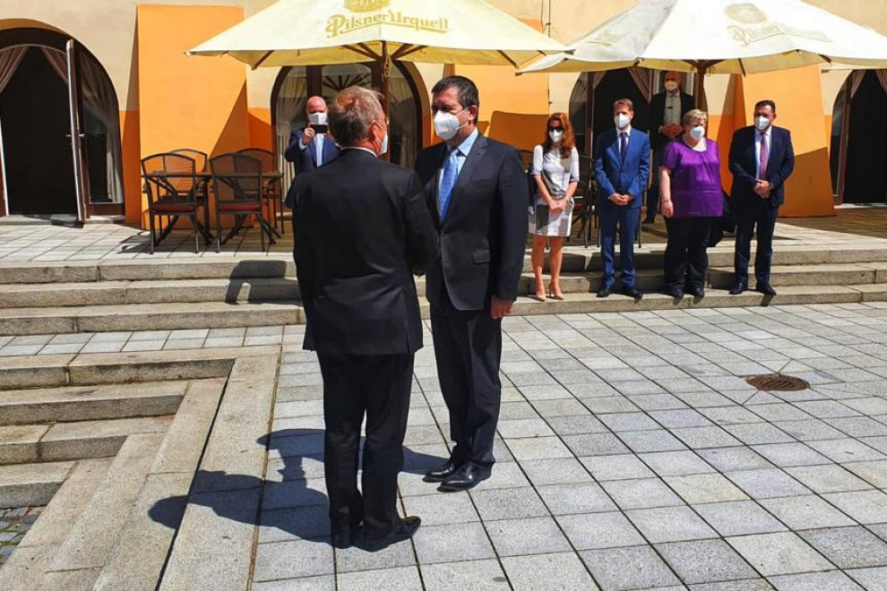 Minister za notranje zadeve Slovenije in Češke Aleš Hojs in Jan Hamáček se rokujeta pred stavbo