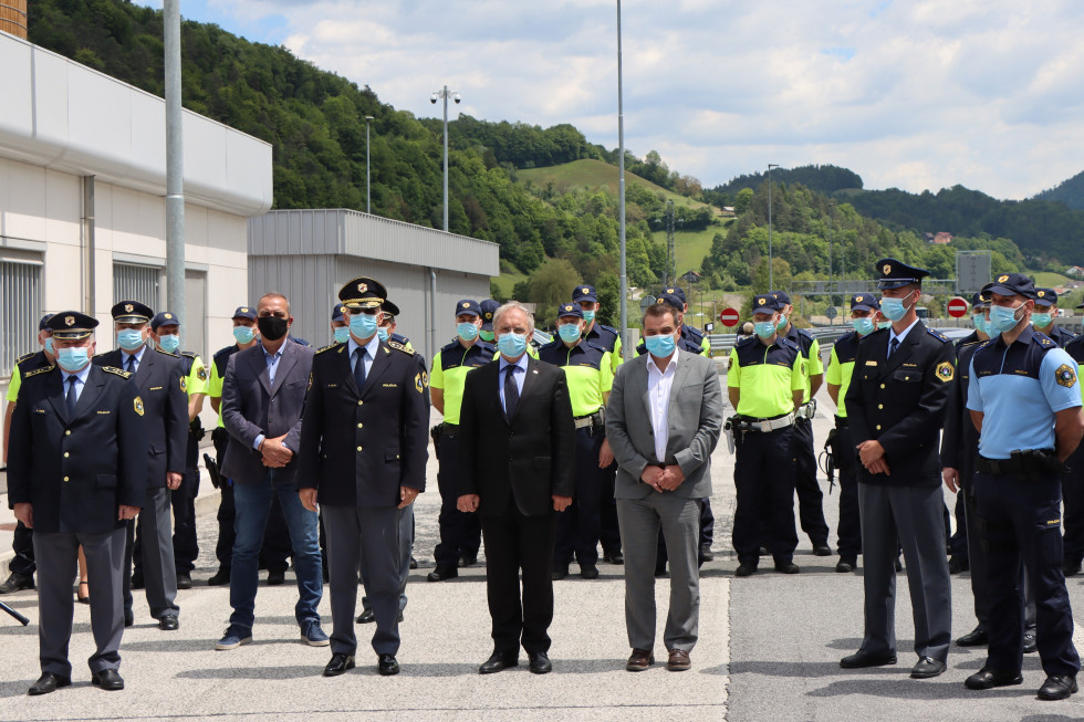 Minister za notranje zadeve Aleš Hojs, ob njem generalni direktor policije dr. Anton Olaj in v. d. generalnega direktorja Direktorata za logistiko Matjaž Vede, zadaj policisti avtocestne policije