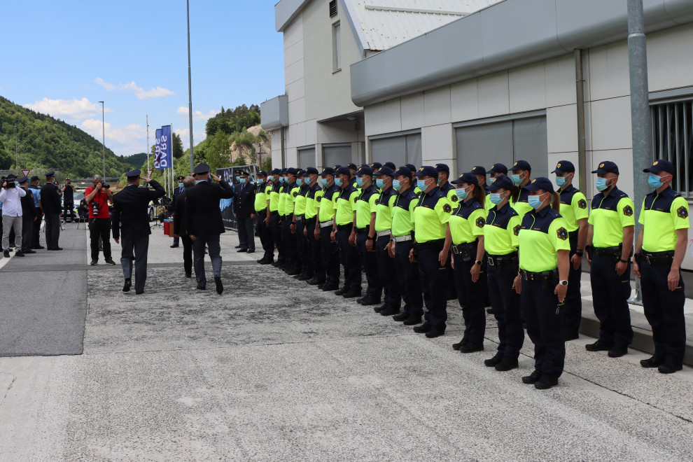 Policistke in policisti uprave avtocestne policije postrojeni v vrsti