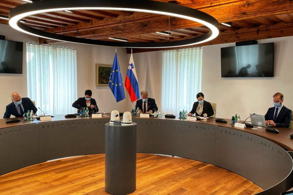Slovenska delegacija pod vodstvom ministra za notranje zadeve Aleša Hojsa med delovnim obiskom, sedijo za okroglo mizo.