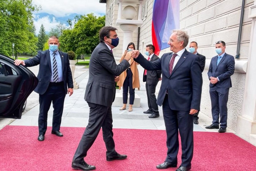 Minister of the Interior, Aleš Hojs, met Margaritis Schinas, Vice-President of the European Commission at the Brdo Castle, handshake