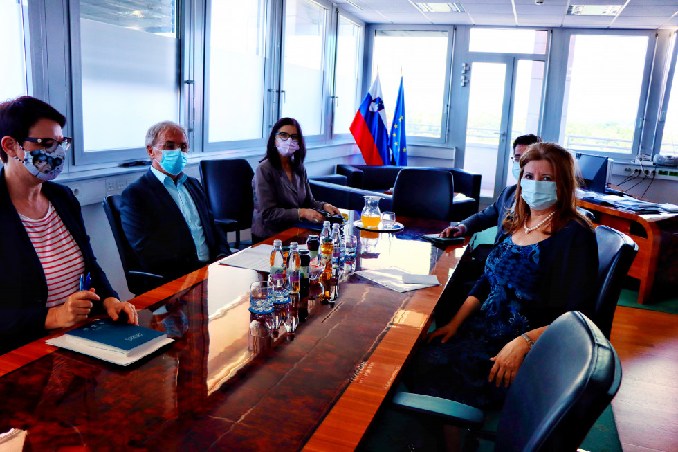 Sestanek med ministrom Hojsom in veleposlanico Taşhan v ministrovi pisarni.