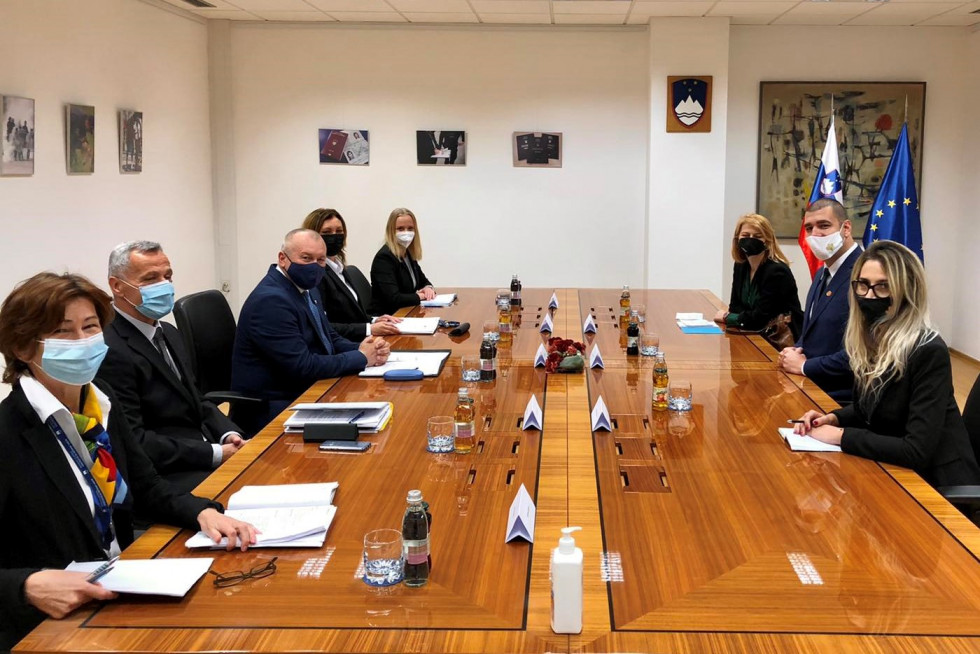 Sestanek slovenske in črnogorske delegacije v sejni sobi ministrstva