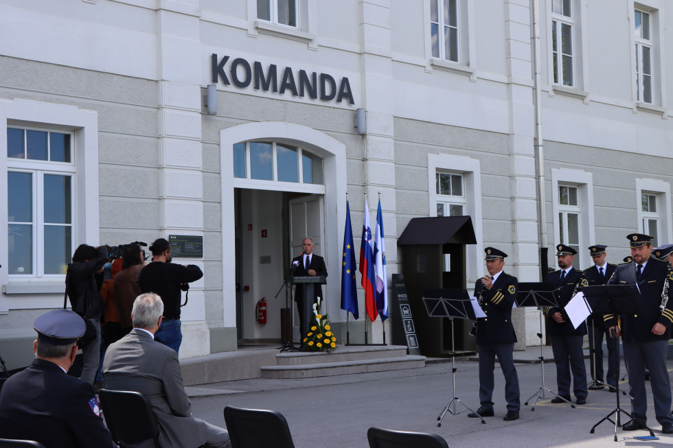 Nagovor ministra Aleša Hojsa v Parku vojaške zgodovine v Pivki, poleg je Policijski orkester.