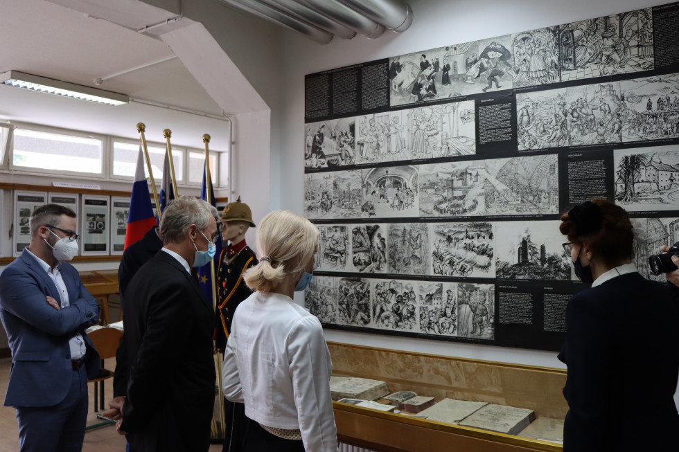 Minister za notranje zadeve Aleš Hojs in ministrica za pravosodje Lilijana Kozlovič sta danes na mednarodni dan muzejev obiskala Muzej slovenske policije v Tacnu, ogledujeta si pano z zgodovinskimi fotografijami.