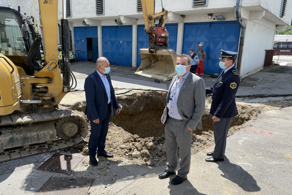 Državni sekretar dr. Božo Predalič in v. d. generalnega direktorja Direktorata za logistiko Matjaž Vede sta si ogledala potek sanacijskih del v Policijski postaji Sevnica, bager, gradbišče.