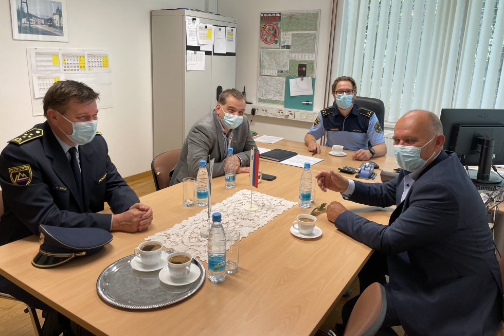 Državni sekretar dr. Božo Predalič in v. d. generalnega direktorja Direktorata za logistiko Matjaž Vede sta se sestala z direktorjem Policijske uprave Novo mesto Janezom Ogulinom in komandirjem Policijske postaje Sevnica Danielom Žnideričem.