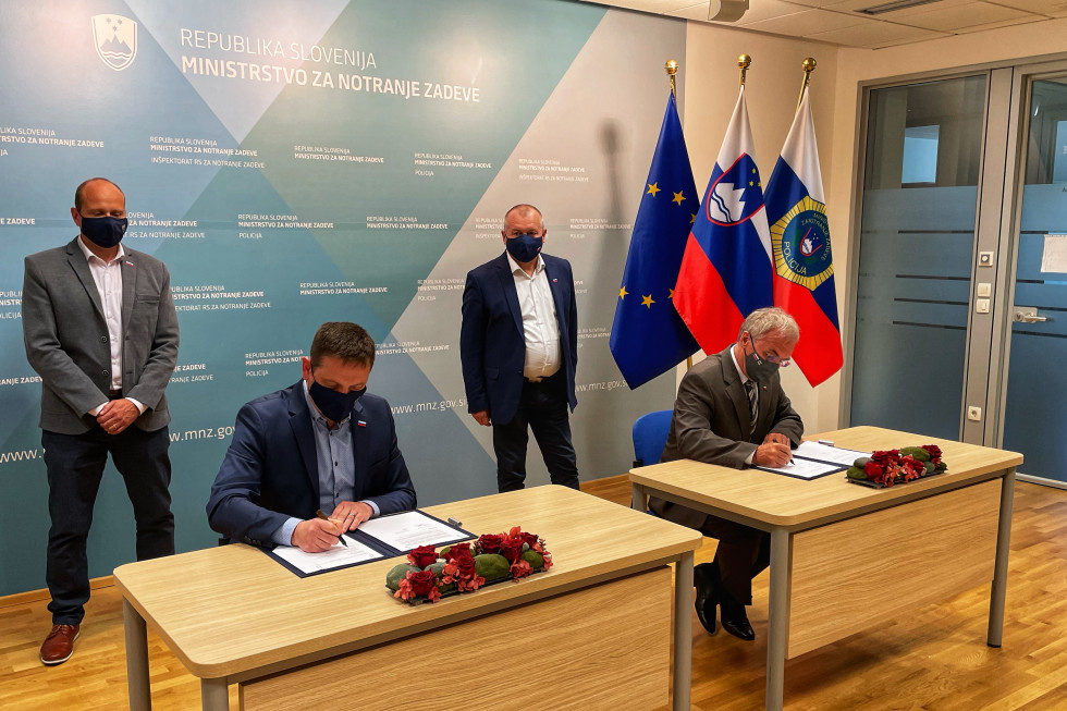 Podpis sporazuma med ministrom za notranje zadeve in predsednikom Policijskega sindikata Slovenije