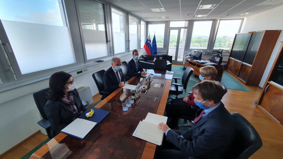 Minister Aleš Hojs z delegacijo je v prostorih ministrstva na sestanku z vodjo Predstavništva Evropske komisije v Sloveniji Jernejo Jug Jerše