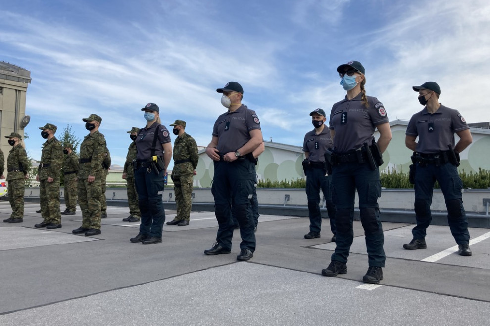 Policisti iz Estonije, Litve in Poljske stojijo v postroju
