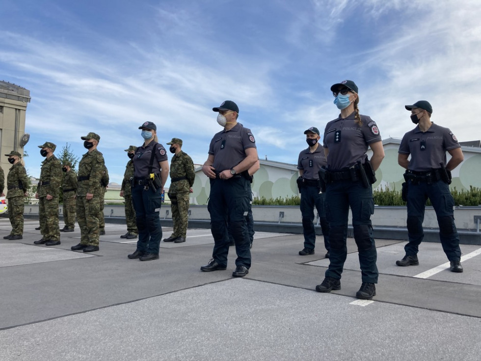 Policisti iz Estonije, Litve in Poljske stojijo v postroju