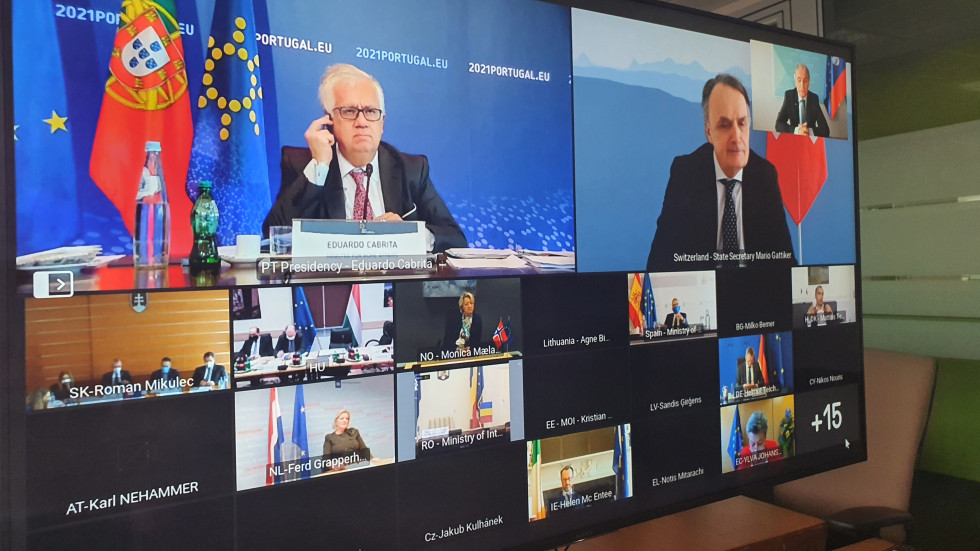 Pogled na zaslon videokonferenčnega zasedanja notranjih ministrov