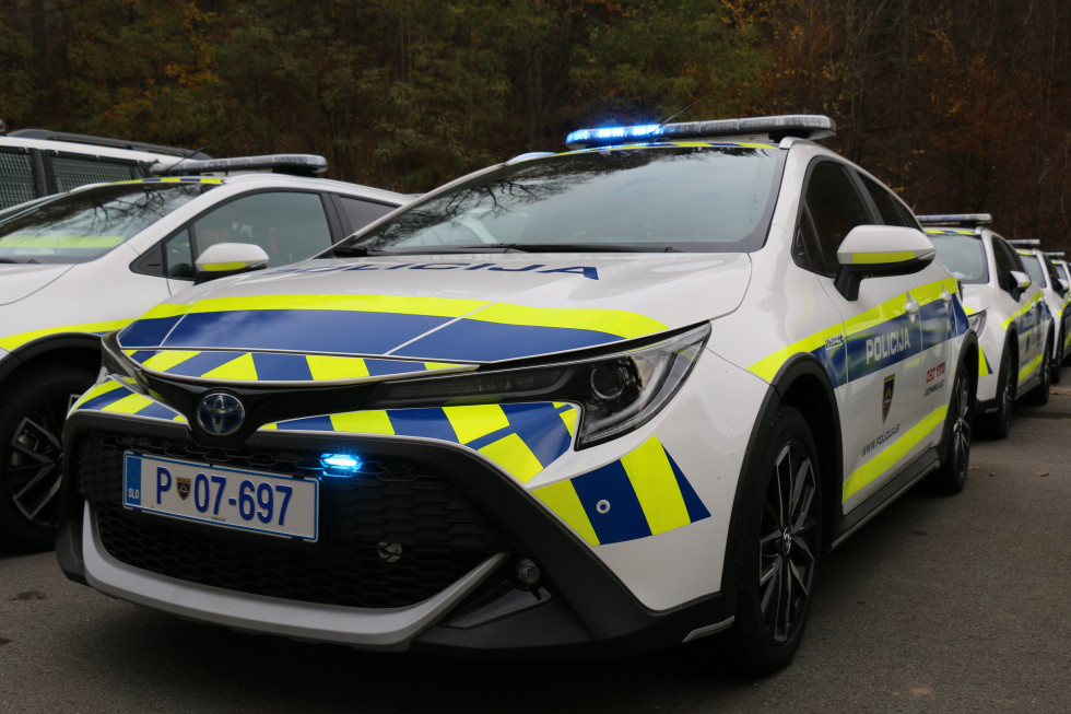 Nova toyota za policijo, prižgane modre lučke, modra in rumena barva nalepk na vozilu