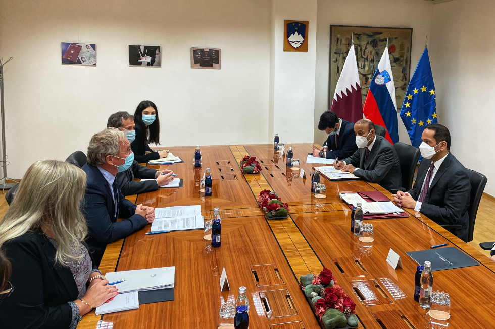 Delegaciji Slovenije in Katarja sedita nasproti za sejno mizo.