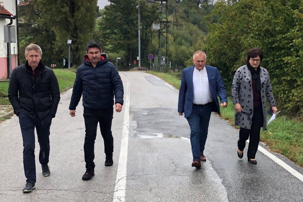  Državni sekretar Franc Kangler si je z županjo Občine Cirkulane Antonijo Žumbar. Hodita po cesti.