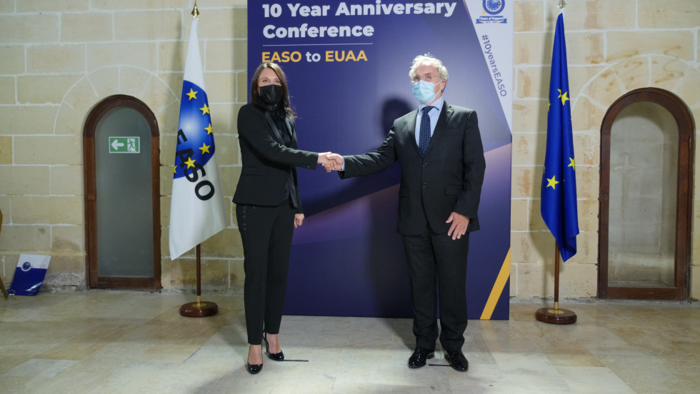 Nina Gregori, EASO Executive Director, and Aleš Hojs, Minister of the Interior, shake hands