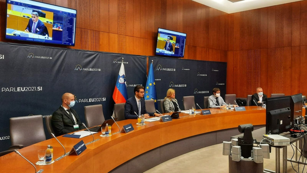 Robert Tekave and the other participants who accompanied the debate from the National Assembly are sitting at the table