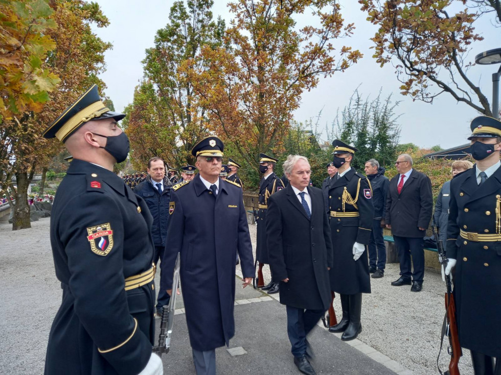 Minister Aleš Hojs in generalni direktor policije dr. Anton Olaj na Novih Žalah v Ljubljani.