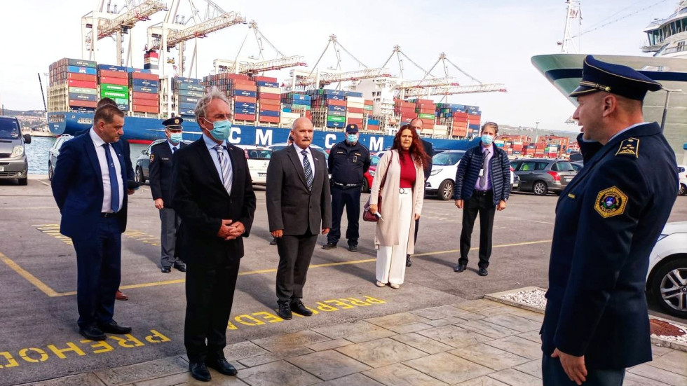 Prihod ministra Aleša Hojsa v Koper in srečanje s koprskimi policisti, zadaj žerjavi in tovorna ladja