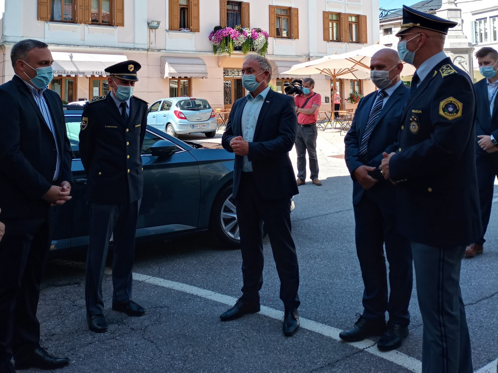 Minister Aleš Hojs, direktor Policijske uprave Nova gorica Fabjan Kontestabile, generalni direktor policije dr. Anton Olaj in župan Občine Tolmin Uroš Brežan stojijo v krogu na trgu v Tolminu.