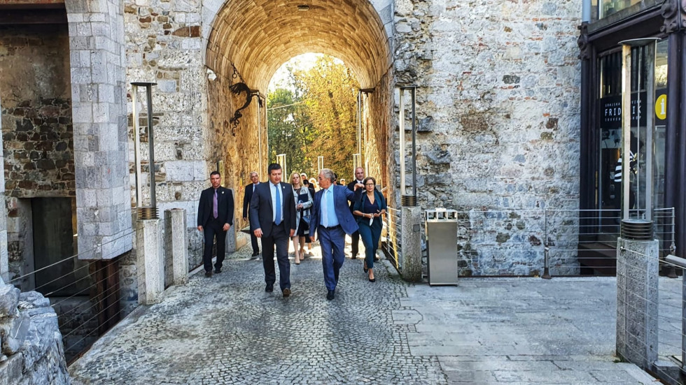 Hojs and Hamaček at the entrance to Ljubljana Castle