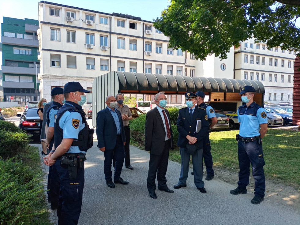 Minister Aleš Hojs in državni sekretar dr. Božo Predalič pred Policijsko upravo Celje