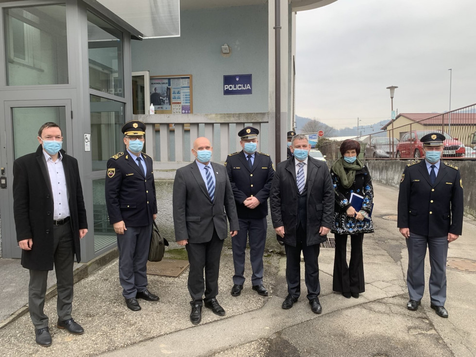 Skupinska fotografija delegacije na delovnem obisku vlade v Posavju