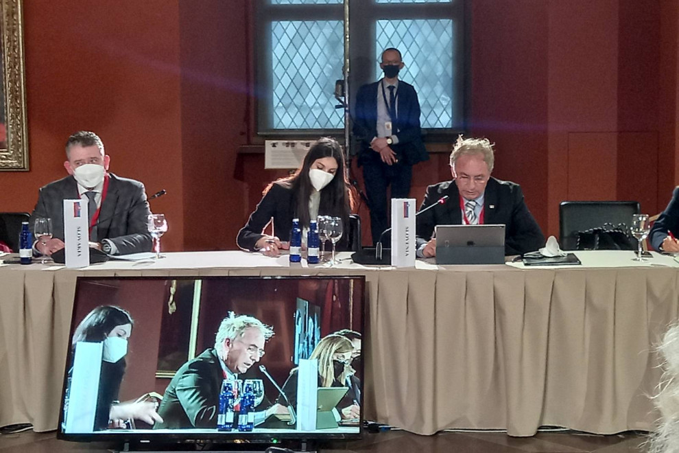 Minister Aleš Hojs med intervencijo na konferenci