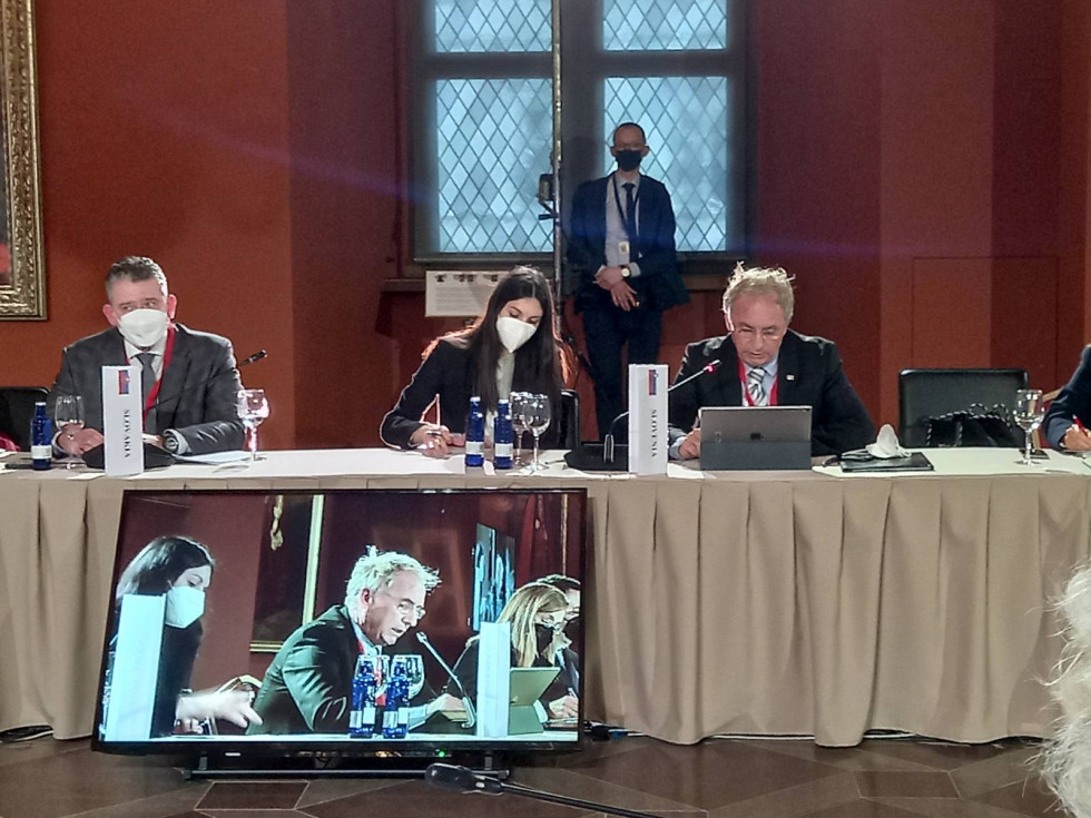 Minister Aleš Hojs med intervencijo na konferenci