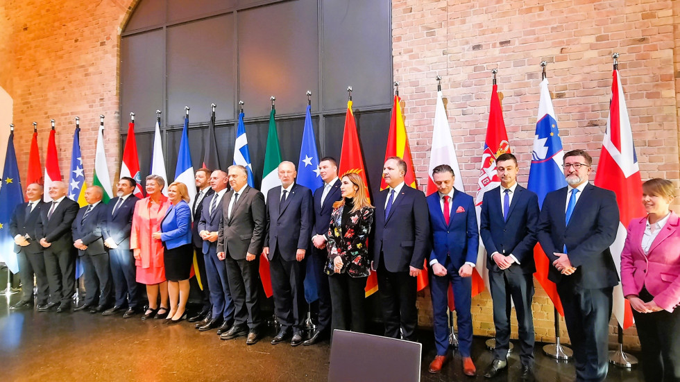 Teilnehmer:Innen des Treffens der Innenminister im Rahmen des Berlin-Prozesses beim Gesprach am Familyfoto.
