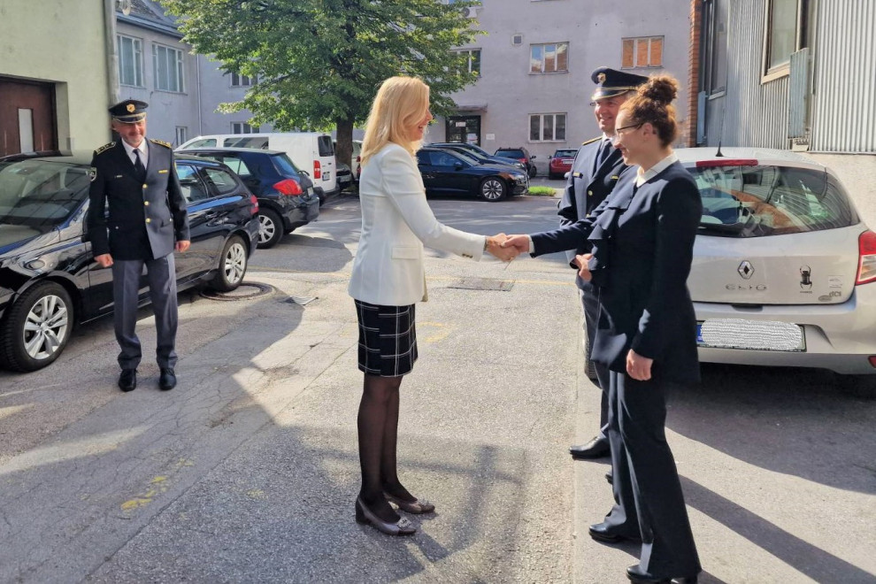 Prihod ministrice mag. Tatjane Bobnar na dogodek ob predaji uniforme, na parkirišču se rokuje z vodjo muzeja.