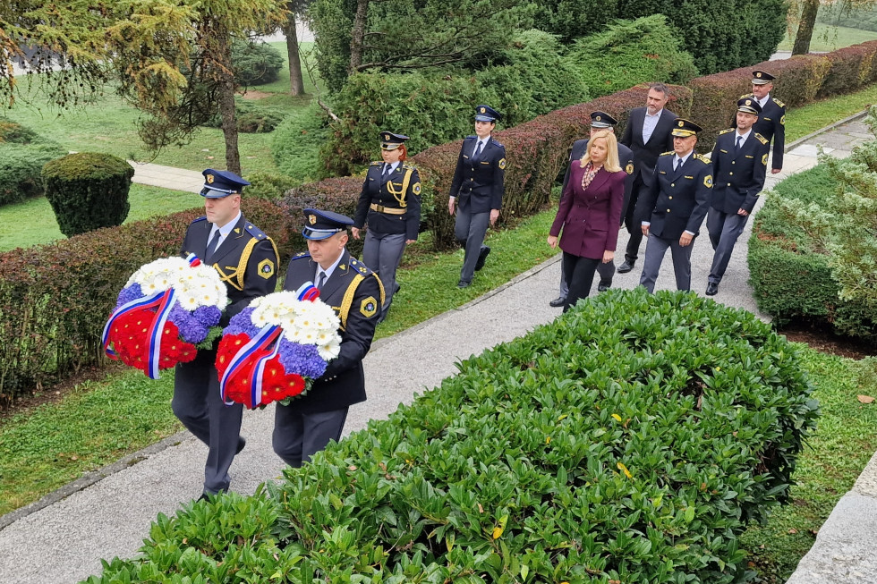 Ministrica za notranje zadeve mag. Tatjana Bobnar, vršilec dolžnosti generalnega direktorja policije mag. Boštjan Lindav in predsednik Zveze policijskih veteranskih društev Sever dr. Tomaž Čas so v Parku spomina Tacen položili vence v spomin policistom.