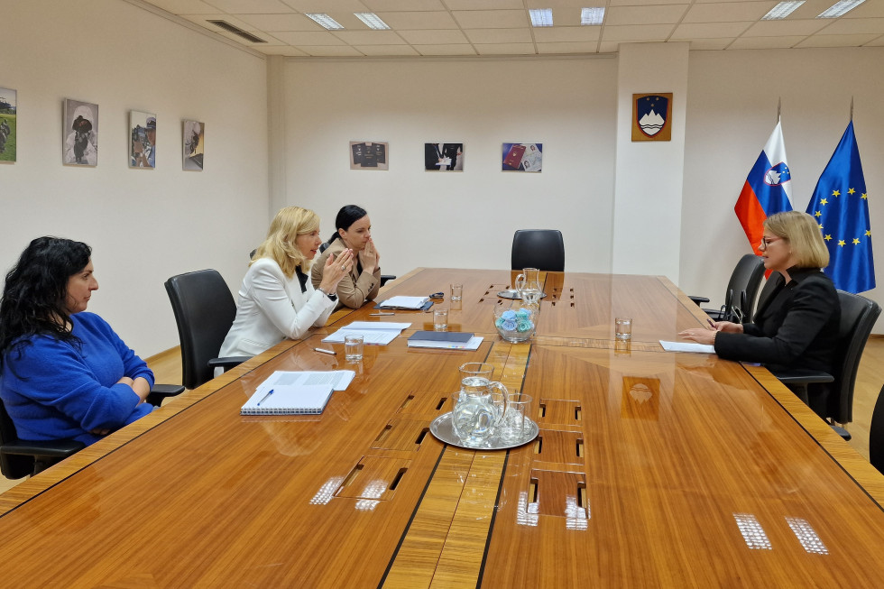 Ministrici mag. Tatjana Bobnar in Sanja Ajanović Hovnik na sestanku. Sedijo nasproti za sejno mizo.