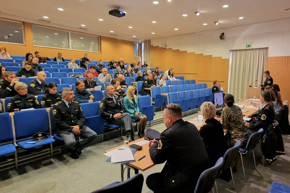 Predavalnica in udeleženci posveta v Policijski akademiji v Tacnu