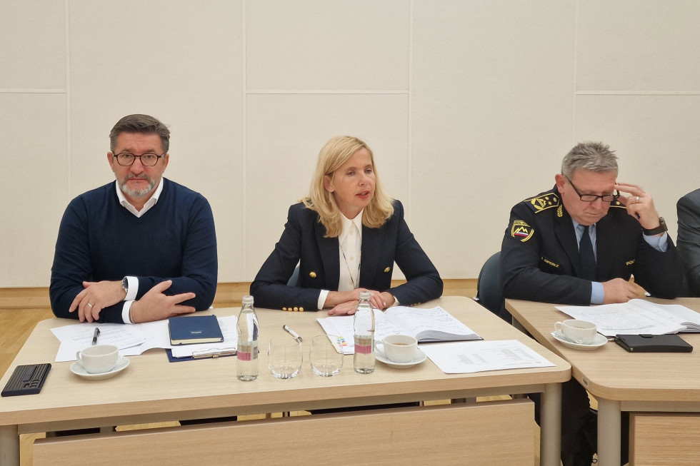 Državni sekretar dr. Branko Lobnikar, ministrica mag. Tatjana Bobnar in namestnik generalnega direktorja policije Igor Ciperle. Sedijo za mizo.
